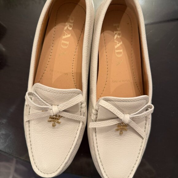🤍 PRADA WOMEN’S WHITE LEATHER DRIVING LOAFERS — GOLD LOGO DETAIL - Picture 1 of 3